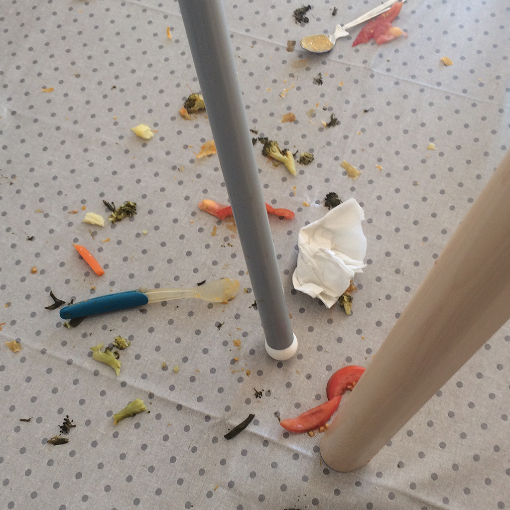 El suelo después de alimentación Baby Led Weaning