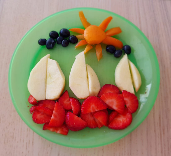 ¿Qué mejor que hacer una obra de arte con la fruta para hacer que tu bebé coma sano?